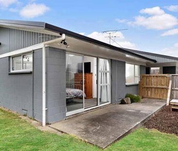 Three-Bedroom Home with Modern Open-Plan Living - Photo 5