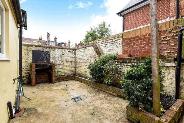 Queens Road, Guildford, GU1 - Photo 1