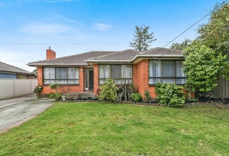 Charming Family Home in a Prime Location! - Photo 5