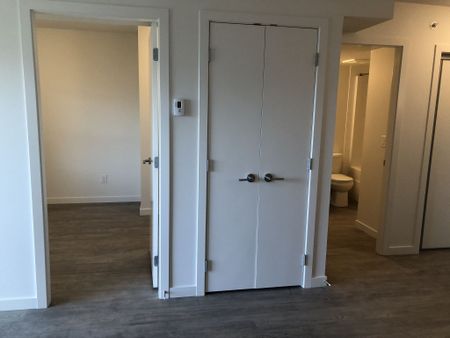 University District: U8 – Top Floor, 1 bed, 1 bath - Photo 3