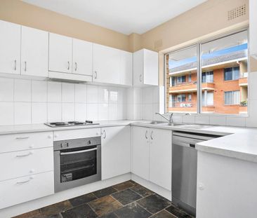 Renovated 2 bedroom apartment in centre of Dee Why - Photo 3
