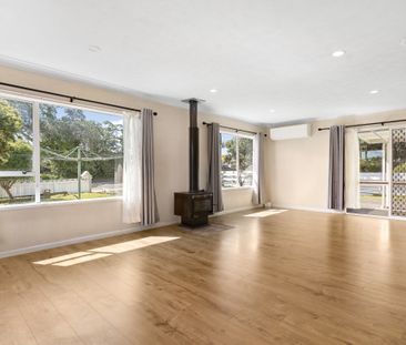 Spacious Family Home with Garage - Unbeatable Location - Photo 6