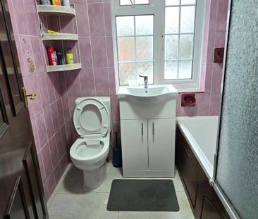 4 bedroom semi-detached house to rent - Photo 6