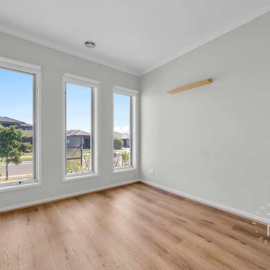 IMMACULATE FAMILY HOME IN EXCLUSIVE BELMOND ON CLYDE ESTATE - Photo 1