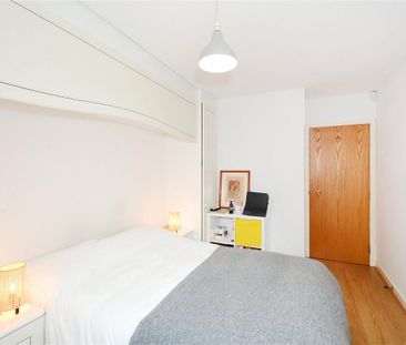 1 bedroom flat in London - Photo 1