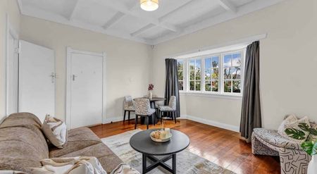 Pet-Friendly 3-Bedroom Bungalow in Avondale - Photo 2