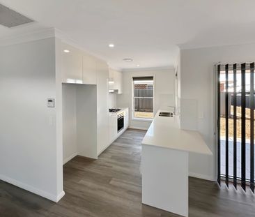 As new villa within a gated estate - Photo 4