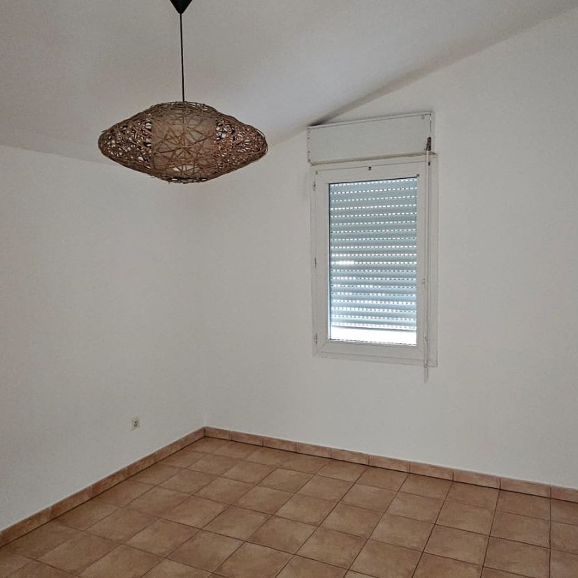 Location Appartement 4 pièces 92m² ST PAUL 97434 - Photo 1