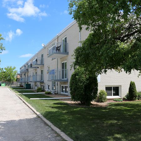 St. Clair Apartments - Photo 3