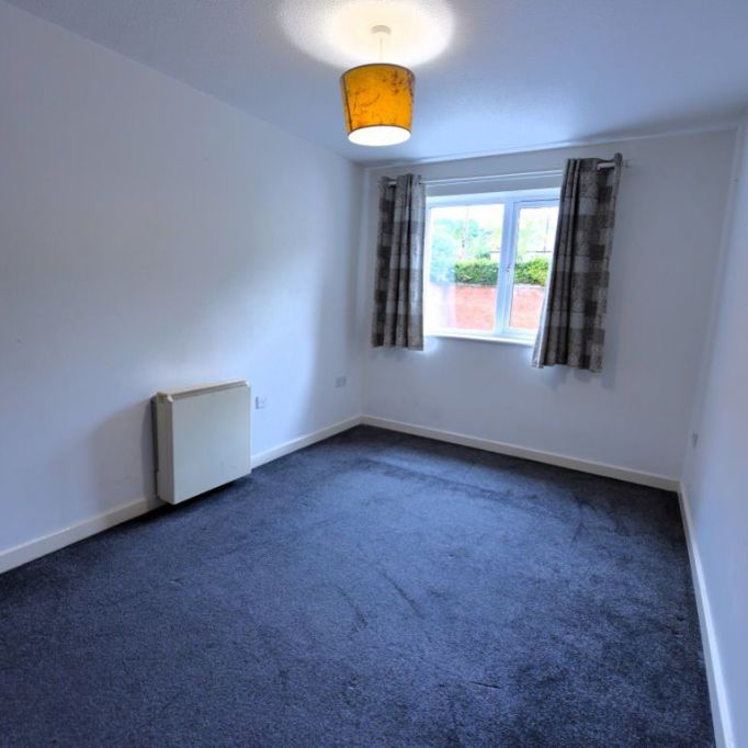 2 bedroom Flat in Flat 10, Leeds - Photo 1