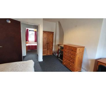 3 bedroom flat to rent - Photo 3