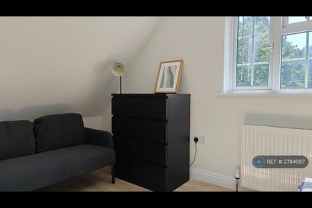 1 bedroom in a house share to rent - Photo 2