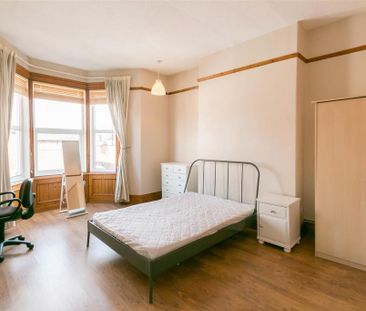 3 bedroom flat to rent - Photo 2