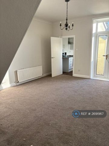 3 bedroom flat to rent - Photo 2