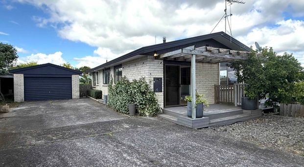 Beautifully Renovated 3 Bedroom Home with Water Views - AVAILABLE NOW - Photo 1