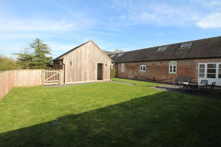 Two Bed Barn Conversion - Photo 3