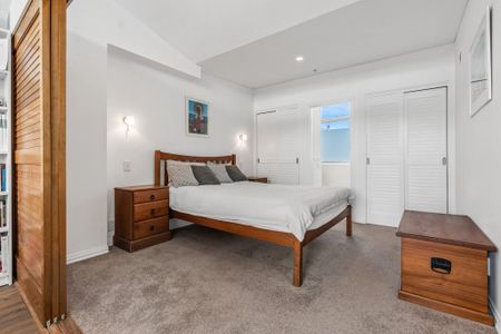 Harbour Views & City Vibes! - Photo 4