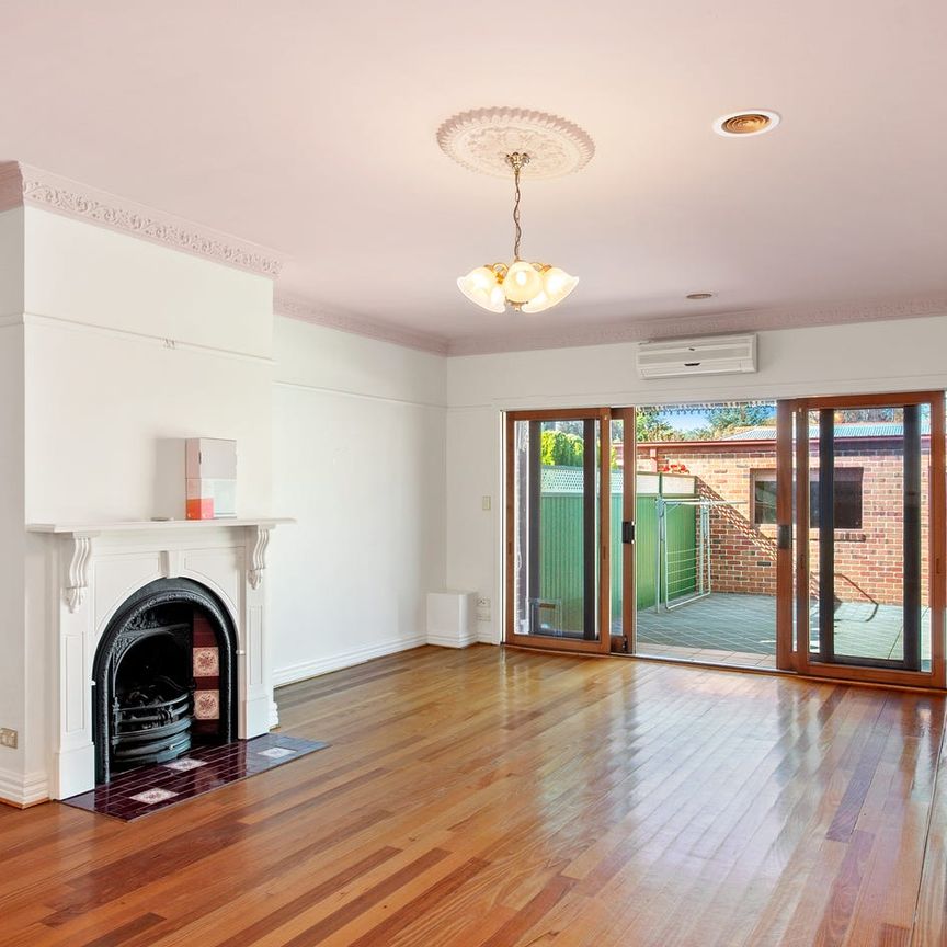 CHARMING FEDERATION STYLE TOWNHOUSE - Photo 1