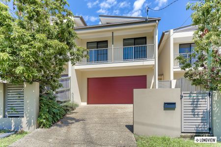 Spacious, Modern Townhouse in Great Location! - Photo 3