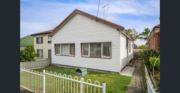 Charming Renovated Home in a Prime Carlton Location - Photo 1