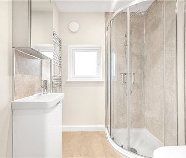 Spacious and brand new 2 bedroom and 2 bathroom top floor apartment... - Photo 1