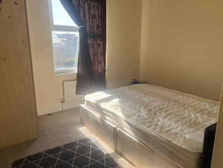 2 Bed Flat, Cherry Orchard Road, CR0 - Photo 4