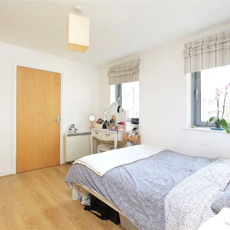 2 bedroom flat in Balham High Road - Photo 1