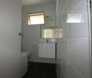 Modern Top Floor 2 Bedroom Apartment - Photo 3