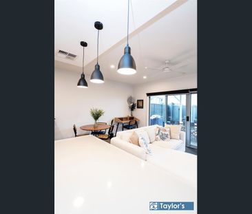 STUNNING TOWNHOUSE IN SUPERB LOCATION! - Photo 4