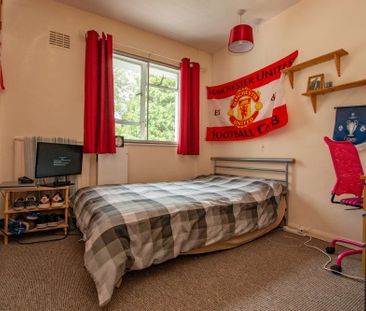 Large detached property with spacious garden - Photo 6