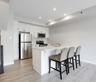 For Lease - 816 Mikinak Road, Manor Park - Cardinal Glen and Area, ... - Photo 2