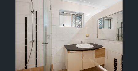 Family Home with Pool – Ideal for Entertaining! - Photo 4