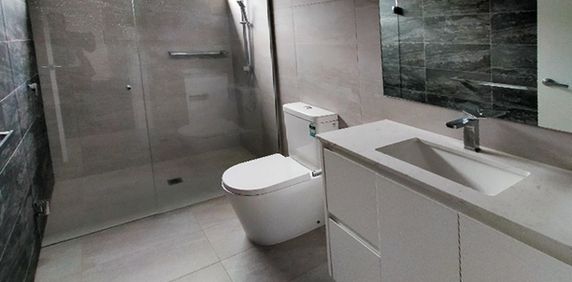 A perfect family home offering convenience and contemporary flare! - Photo 2