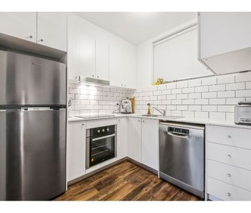 Ultra Chic Renovated Apartment with Secure Car Space - Photo 3