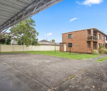 Perfectly located close to Lake Foreshore, Beach and Shopping Centre! - Photo 2