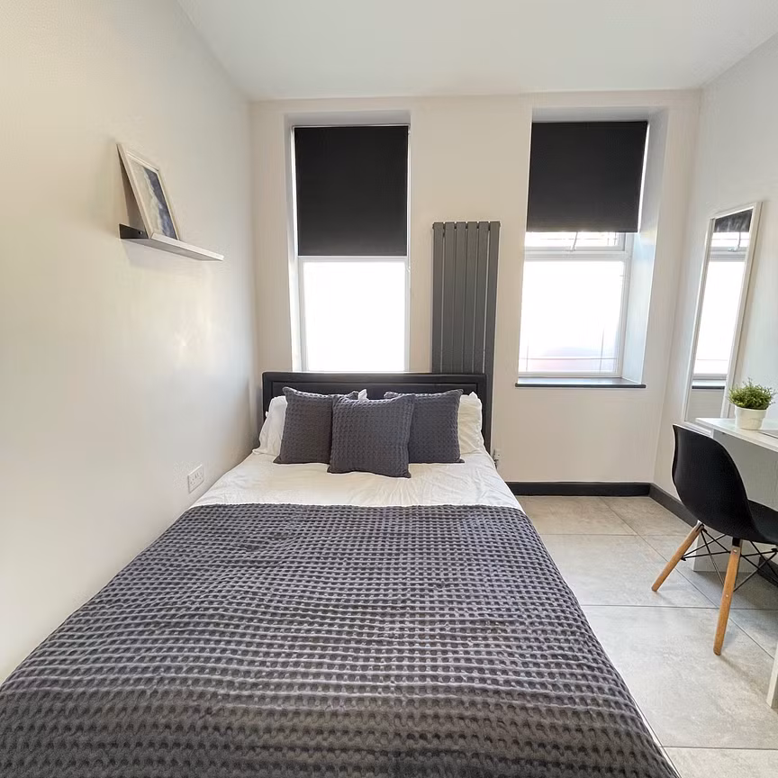 Bright Ensuite double room available close to Elizabeth Line and Heathrow Airport Room D - Photo 1
