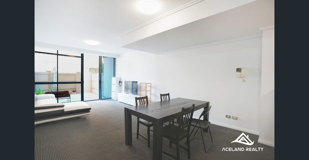 Fully Furnished Split Level 2 Bed - Photo 1