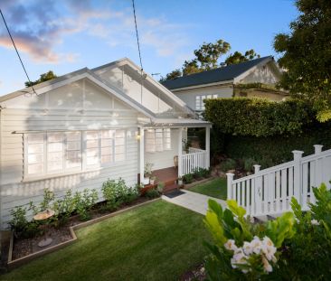 A Charming Family Home in a Leafy Holland Park West Pocket - Photo 1