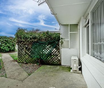 Low Maintenance 2-bedroom flat with wet floor shower - Photo 5