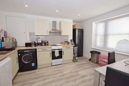 3 bedroom flat to rent - Photo 4