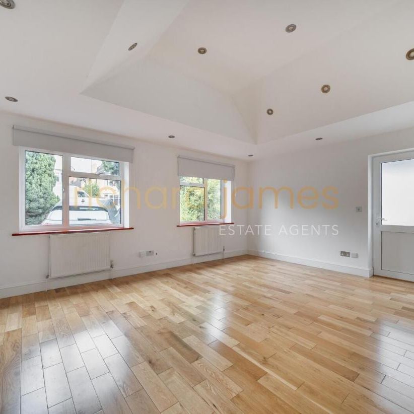 Newcombe Park, Mill Hill - Photo 1
