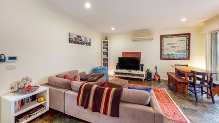 STROLL TO SHOPS & BEACH | PARKLAND ASPECT | GENEROUS BEDROOMS - Photo 4