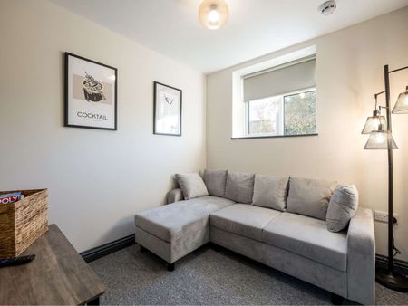 Crowell Road Room 6 - Photo 2