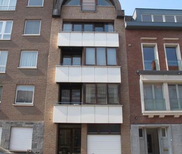 Centraal gelegen appartement met 2 slpk, terras en parking. - Foto 2