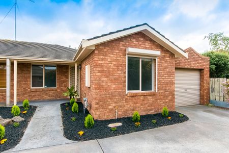FANTASTIC UNIT IN PERFECT LOCATION. - Photo 3