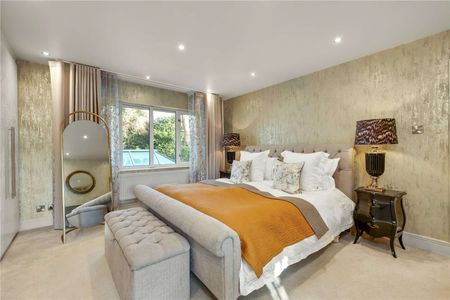 Set within a sought-after residential cul-de-sac, this impressive family home offers beautifully presented and versatile accommodation arranged over three floors. - Photo 5