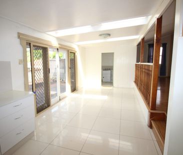 Renovated Big Home in Ray Road Close to Epping Station - Photo 3
