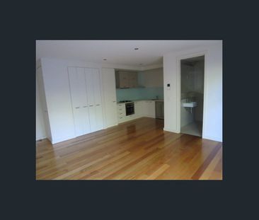 Stylish Courtyard Apartment inc. Separate Storage! - Photo 2