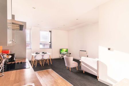 High Street - Photo 4