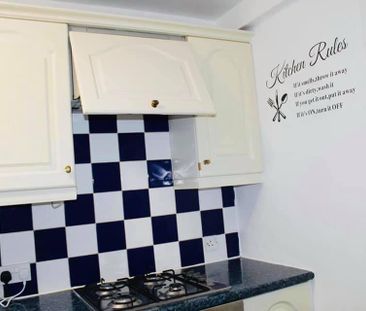 1 bedroom in a house share to rent - Photo 2